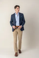 Saco color beige de poliéster, con solapa de muesca, cierre de dos botones, corte clásico y medio forro.