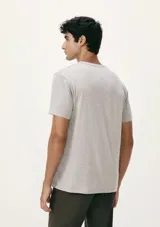 Remera básica de manga corta color gris claro, con cuello redondo.