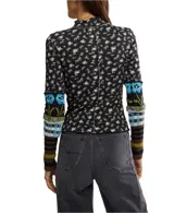 Top de manga larga ajustado, color negro con estampado floral pequeño en tonos beige y amarillo. Presenta cuello alto tipo mock con borde festoneado y puños alargados de punto con diseño multicolor a rayas y patrones geométricos en tonos azul, verde, marrón y negro.
