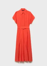 Vestido camisero midi color verde salvia, con cuello camisero, mangas cortas con dobladillo, cierre frontal con botones y cinturón con hebilla forrada.