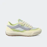 Championes Vans Ultrarange 2.0 con capellada celeste, detalles en verde y amarillo, y logo Vans en el lateral.