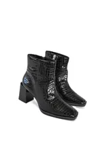 Botines negros de cuero vacuno con efecto croco brillante, caña media, cierre lateral y tacón bloque de 7 cm.