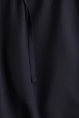 Pantalón azul marino de lyocell, corte recto, con cintura elástica ajustable con cordón y bolsillos laterales.