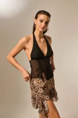 Top negro sin mangas con cuello halter profundo, frunces ajustables en el frente y diseño transparente en la parte inferior.