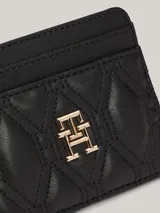 Tarjetero negro Tommy Hilfiger con pespuntes de rombos, múltiples ranuras exteriores para tarjetas e insignia del monograma TH dorada en la parte delantera.