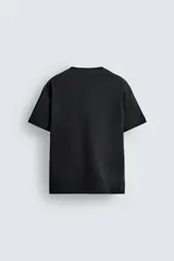 Camiseta verde militar de corte holgado confeccionada en tejido de algodón compacto. Cuello redondo con ribete doble y mangas cortas.
