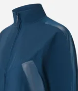 Campera deportiva tipo cortavientos en color azul petróleo, con cuello alto y cierre frontal completo. Presenta recortes de tul translúcido en los laterales, puños elásticos y bolsillos funcionales. Confeccionada en tejido de poliamida.