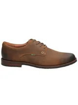 Zapato de vestir acordonado color marrón, de cuero engrasado, con suela de goma y taco bajo.