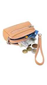 Monedero negro de simil cuero con correa para la mano, diseño práctico y compacto. Bolsillo principal con doble cierre, y un bolsillo frontal pequeño para llevar monedas.
