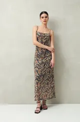 Vestido largo de punto con estampado abstracto en tonos marrones y negros. Tiene breteles finos y corte al cuerpo.