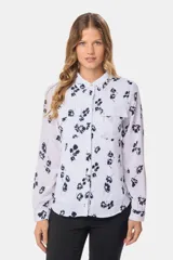 Blusa tipo camisa blanca de manga larga con botones nacarados ocultos.