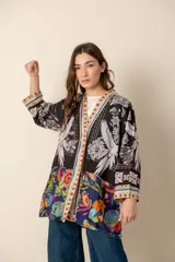 Kimono estampado con flores y aves, con ribete de diseño geométrico.
