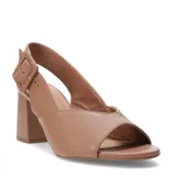 Sandalias de cuero color nude, con punta abierta, taco bloque y tira trasera con hebilla ajustable.