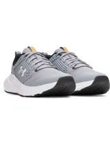 Championes Under Armour Charged Commit TR 4, color gris con detalles en blanco y negro.