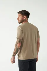 Remera negra de algodón con logo de la marca en el pecho.