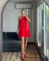 Vestido corto color verde lima, con escote asimétrico a un hombro, volado en el hombro y elástico en el borde superior.