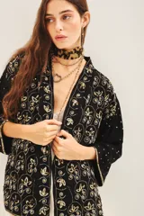 Kimono negro con bordados dorados de flores y lentejuelas. Corte holgado y mangas 3/4.