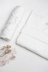 Pack maternal Aurora, compuesto por un camisón de algodón color crema y una bata ligera a juego.