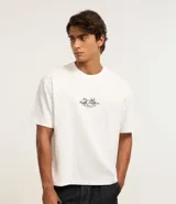 Remera blanca de algodón y poliéster, con cuello redondo, mangas cortas, corte comfort y estampa lettering en el pecho.