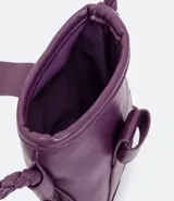 Bolso pequeño tipo porta celular de material sintético color morado, con cierre frontal mediante solapa y tirante trenzado.