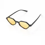 Lentes de sol con armazón negro de forma geométrica (octogonal/diamante) y cristales tintados de color amarillo/ámbar. Cuentan con protección UV400 y bisagras metálicas.