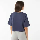 Remera corta azul marino de corte holgado y mangas cortas.