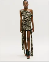 Vestido corto con estampado animal print, de un solo hombro y falda drapeada con lazos laterales.