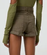 Short de sarga negro con cintura alta, bolsillos delanteros y traseros.