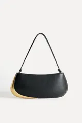 Bolso de hombro alargado color negro, con detalle metálico dorado en un lateral, asa corta y cierre de cremallera.