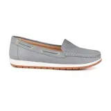 Mocasín color rosa con detalle de perforaciones en la parte delantera y apliques metálicos en los laterales.