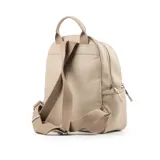 Mochila color hueso confeccionada en símil cuero graneado. Tiene acceso con cierre, dos compartimentos, dos bolsillos externos con cierre, dos bolsillos externos abiertos, un bolsillo interno con cierre y dos bolsillos internos abiertos. La correa es regulable y los herrajes son plateados. El interior está forrado en tela de algodón y poliéster.