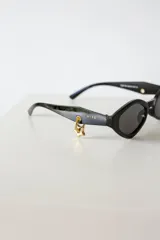 Lentes de sol negros con protección UV400.