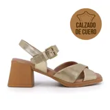 Sandalias de cuero negro con tiras cruzadas en el empeine, pulsera con hebilla al tobillo y tacón bloque bajo.