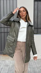 Chaqueta de cuero color marrón chocolate, con cuello clásico, cierre frontal con cremallera metálica, bolsillos laterales con solapa y corte recto.