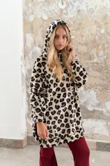 Canguro oversize con capucha, de tela suave con estampado animal print en tonos azul, negro y blanco.