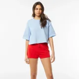 Short deportivo rojo de corte clásico con cintura elástica ajustable con cordón.