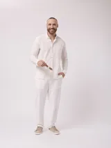 Camisa de manga larga azul, de lino y poliéster, con cuello abotonado y bolsillo en el pecho.