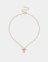 Cadena dorada con dije de moño con apliques de perlas.