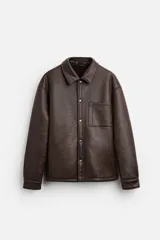 Sobrecamisa marrón de efecto piel con interior de borreguillo combinado a tono, de corte relaxed fit, cuello solapa, manga larga con puños abotonados, bolsillos de plastrón en pecho y laterales en cadera, efecto lavado y cierre frontal con botones a presión.