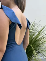 Malla enteriza color borgoña con escote en V y volados en los breteles y en el frente. Se ata en el centro del pecho.