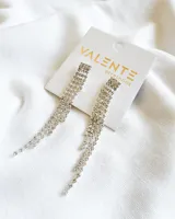 Aros colgantes plateados con strass, formados por una pieza superior rectangular y flecos de strass.