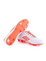 Championes de fútbol Umbro Touch FG, color blanco con detalles en naranja.