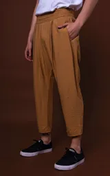 Pantalón color camel de corte holgado, largo a la pantorrilla y cintura elástica con cordón ajustable.