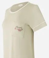 Camisón corto color beige de viscosa con cuello redondo, mangas cortas, bolsillo bordado y detalles de vieses contrastantes.
