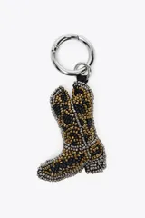 Llavero con dije de bota cowboy elaborado con abalorios en colores negro, dorado y plateado.