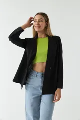 Blazer negro de algodón con bolsillos tipo cartera y cierre con botones.