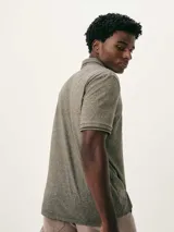 Polo de hombre color gris oscuro jaspeado, con cuello y puños de manga con ribete negro. Presenta un pequeño logo bordado en el pecho.