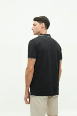 Polo color beige con textura, corte regular, logo estampado en el pecho y mangas cortas con ribete blanco.
