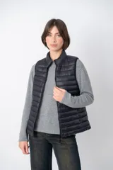 Chaleco negro acolchado de nylon con cierre frontal y cuello alto.