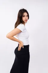 Remera rosa de corte clásico con cuello redondo y mangas cortas.